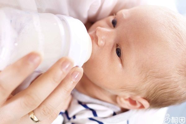 哺乳期小孩出汗是常见现象