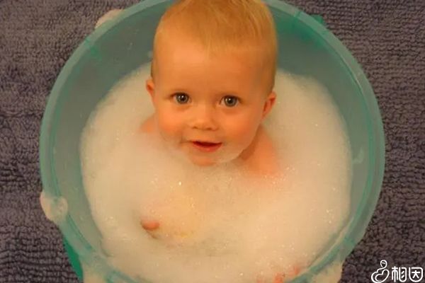 婴儿洗澡不宜经常使用沐浴露